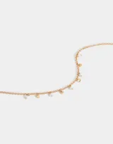 Collar corto dorado con cadena de eslabones y dijes colgantes de metal y perlas sintéticas.