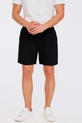 Short negro de corte recto, con cintura elástica y cordón ajustable.