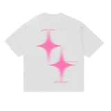 Remera oversize blanca de algodón con estampado gráfico en la espalda. El diseño incluye dos estrellas brillantes de color rosa neón difuminado y frases en tipografía cursiva rosa: "Limits are optional", "Rock the moment" y "Own the night".