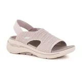 Sandalias Skechers Go Walk Arch Fit color lila, con capellada tejida, tira trasera elástica y plantilla con soporte de arco plantar Arch Fit.