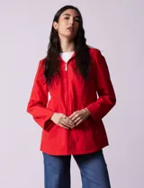 Campera impermeable azul con cierre central, bolsillos delanteros y lazo de ajuste en la cintura. Tiene avíos metálicos plateados y cierre oculto en la espalda para autoguardado.
