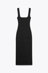 Vestido midi de punto a rayas horizontales blancas y negras, con escote cuadrado y tirantes anchos.