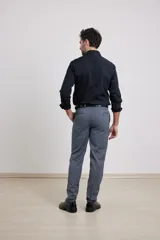 Camisa de vestir azul marino, de corte clásico, con cuello italiano y mangas largas.