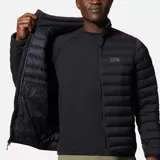 Campera verde oliva de plumas, con cierre frontal, bolsillos laterales con cierre y logo de la marca bordado en el pecho.