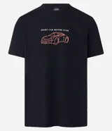 Remera negra de algodón con estampa de un auto deportivo y texto en color naranja.