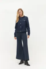 Pantalón de corte amplio con rayas y cintura alta, ideal para combinar con diversas prendas.