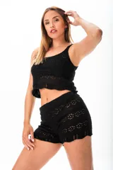 Musculosa negra de acrílico con diseño calado.