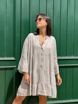 Vestido corto negro de lino, con escote en V, botones frontales y mangas largas acampanadas con volados.