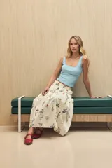 Musculosa celeste con escote cuadrado y detalle de encaje en el borde.