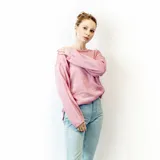 Sweater tejido negro de corte clásico, con cuello redondo y mangas largas.