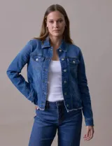 Campera de jean azul de la marca Baccini, con cuello solapa, abertura central con botones metálicos, bolsillos delanteros y ruedo desflecado.