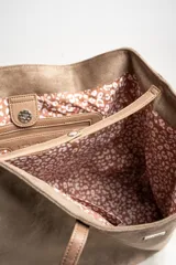 Bolso tipo tote bag grande color marrón, confeccionado en cuero vegano, con doble asa de hombro y detalle de pañuelo estampado atado a una de las asas.