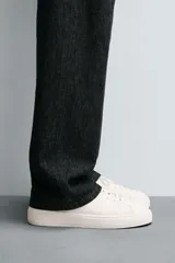 Zapatillas urbanas de cuero color blanco, con cordones y suela de goma con plataforma.
