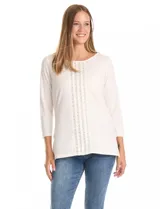 Blusa de manga tres cuartos color blanco, con cuello redondo y tres apliques verticales de puntilla con tachas en el centro del frente.