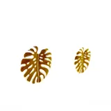 Aros colgantes con forma de hoja de monstera, hechos en metal con esmalte color mostaza.