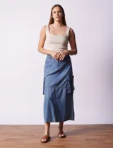 Falda maxi de jean azul con bolsillos cargo laterales y tajo trasero.