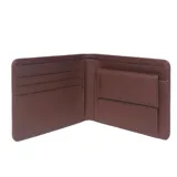 Billetera de cuero marrón con doble compartimento y logo de la marca Rusty grabado en la parte inferior.
