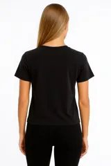 Remera color borgoña con estampado frontal con la frase "the luckiest girl" en letras blancas.