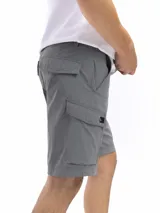 Bermuda negra de estilo cargo, con corte clásico y confeccionada en una mezcla de nylon y spandex. Presenta bolsillos laterales y traseros, incluyendo bolsillos cargo en los muslos, uno con cierre y otro con botón.