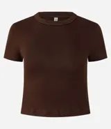 Blusa cropped de manga corta, cuello redondo, color marrón oscuro, confeccionada en tejido Rib.