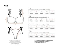 Conjunto de bikini estampado con flores azules y blancas, compuesto por un corpiño con breteles finos que se atan en los hombros y detalle de fruncido en el centro con lazo independiente, y una bombacha clásica.