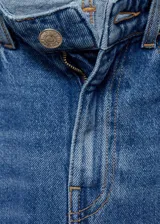 Pantalón de jean azul de corte recto, tiro medio y cinco bolsillos.