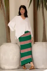 Falda tejida a rayas horizontales verdes y marrones, con elástico en la cintura y tajos laterales.