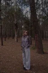 Camisa marrón con estampado animal print, de corte clásico y mangas largas.