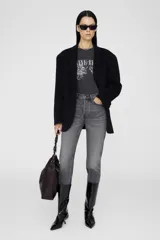 Remera negra de algodón con estampado de leopardo y texto en gris.