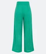 Pantalón recto verde esmeralda de laise con cintura mediana, bolsillos laterales, pliegues frontales y textura con pequeños agujeros.