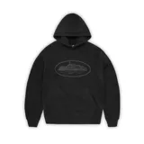 Hoodie negro de algodón con capucha y bolsillo canguro. Estampado frontal con el logo de Corteiz en gris oscuro.