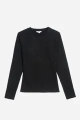 Remera negra de algodón con cuello redondo y mangas largas.