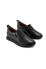 Zapato slip-on negro de cuero vacuno con textura delicada y acabado en color nácar. Tiene inserciones elásticas laterales y suela flexible con tecnología Antistress.