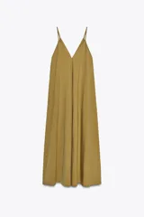 Vestido midi color ocre de Zara Woman Collection, confeccionado en hilatura con mezcla de algodón. Presenta escote pico, tirantes finos y tejido con volumen.
