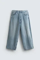 Pantalón de jean celeste de corte amplio y holgado en toda la pierna, tiro medio y tejido rígido.