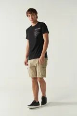 Bermuda cargo color verde militar con bolsillos laterales con cierre y logo metálico.