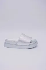 Sandalias rojas de plataforma, veganas y amigables con el medio ambiente. Hechas con Piñatex, textil que busca suplantar el cuero animal, hecho a partir de las hojas del ananá.