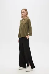 Camisa de viscosa con estampado floral en tonos azul, beige y blanco. Tiene cuello mao, mangas largas y bolsillos en el pecho.