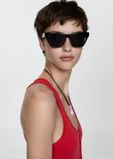 Vestido entallado rojo, largo, con escote redondo, tirantes anchos y cierre delantero con botones.