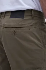 Pantalón cargo color verde oliva, con bolsillos laterales y bolsillo cargo con solapa y botones.