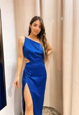 Vestido largo de fiesta color naranja, de un solo hombro, con abertura en la falda y corte en la cintura.