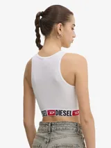Conjunto de ropa interior Diesel color blanco, compuesto por un top deportivo y una bombacha clásica. Ambos con banda elástica con logo Diesel en rojo y negro.