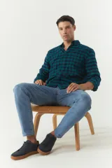 Camisa de viyela a cuadros rojos y azules, corte regular y logo bordado.