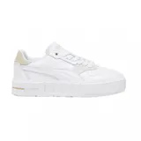 Zapatillas Puma Cali Court Match blancas con detalles en beige en el talón y en la lengüeta.