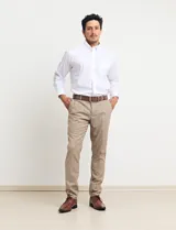 Camisa azul de algodón con elastano, cuello button-down y manga larga.