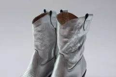 Bota texana de cuero negro con bordados en el lateral y taco bajo.