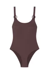 Traje de baño enterizo marrón chocolate con tejido de canalé, escote redondeado, espalda abierta, tirantes anchos con hebillas a tono y copas removibles.