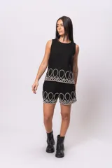 Short negro de simil lino con detalle de bordado blanco en el ruedo.