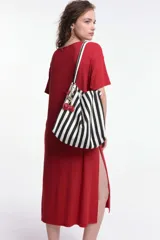 Vestido midi gris de corte recto, con cuello redondo y mangas cortas.