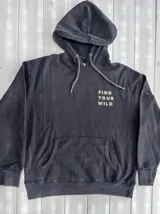 Hoodie negro con capucha y cordones ajustables, con estampado en la espalda de montañas, árboles, río y una camioneta con canoa en color blanco.